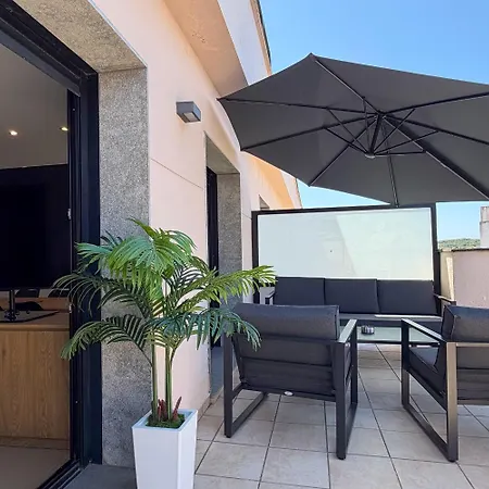 Joie - Modern With Parking & Pool Apartament